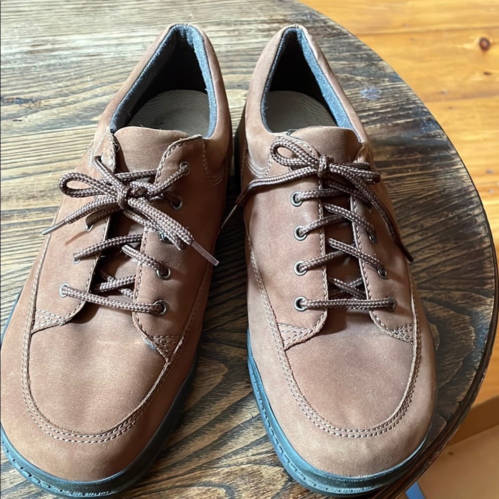 Easy Spirit Brown Athletic Shoes with Moccasin Toe
